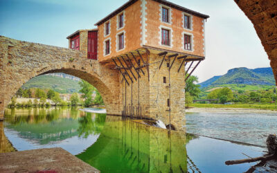 Pont vieux et ancien moulin de Millau monument historique au bord du Tarn