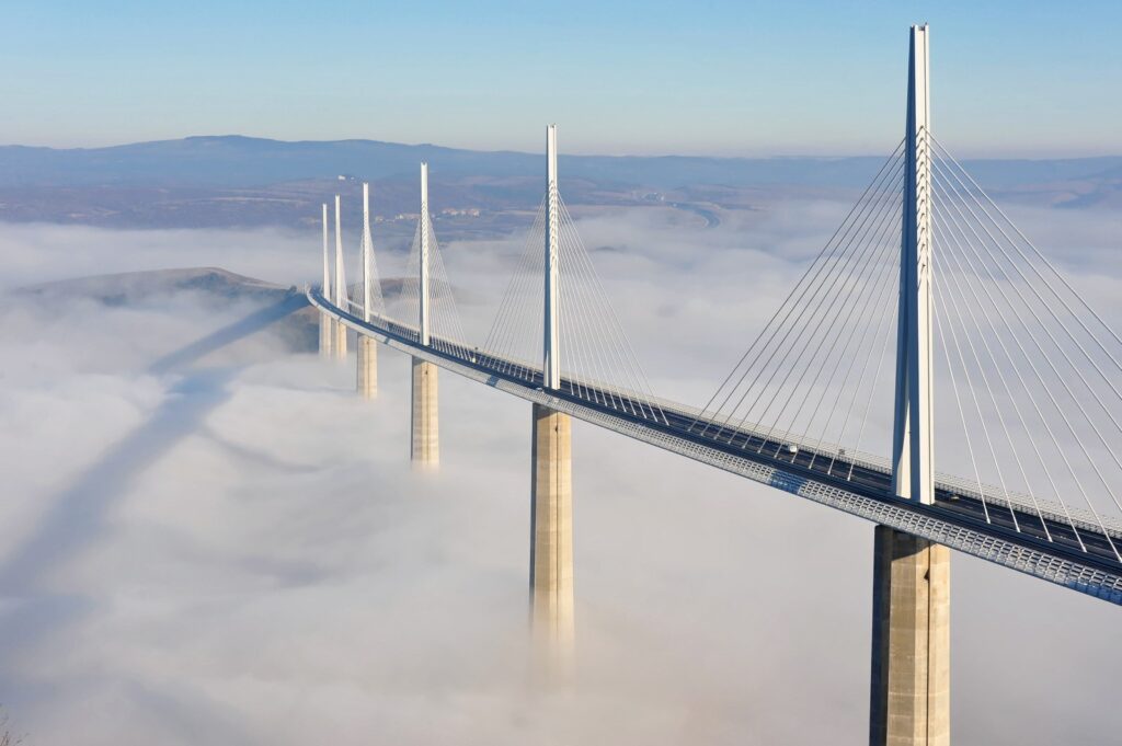 Viaduc de Millau sous la brume, vue aérienne du pont emblématique de l'Aveyron